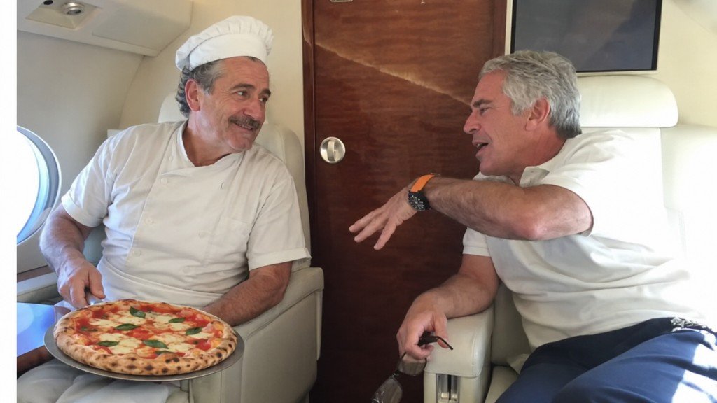 Beratung mit dem Pizzabäcker an Bord: frische Margherita auf dem Pizzaschieber