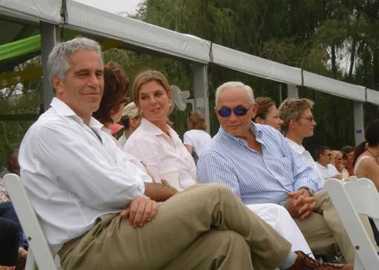 Öffentliches Pressefoto: Gäste unter einem Event-Zelt
